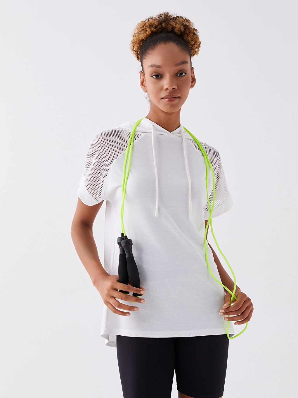 Әйелдерге арналған капюшонды кең қысқа жең спорттық футболка