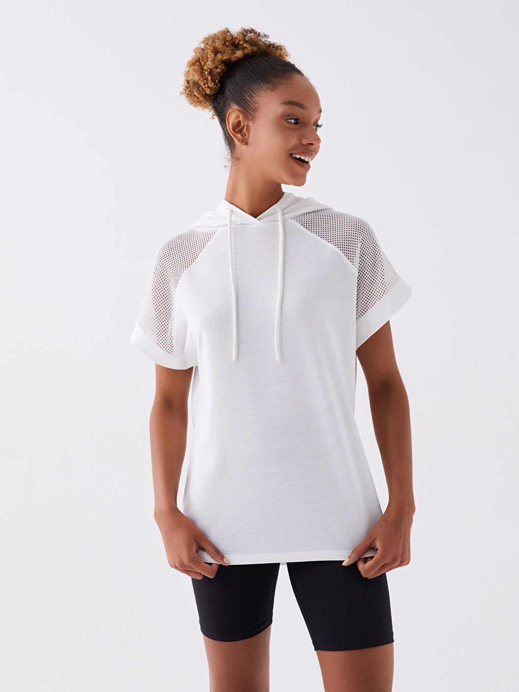 Әйелдерге арналған капюшонды кең қысқа жең спорттық футболка-1