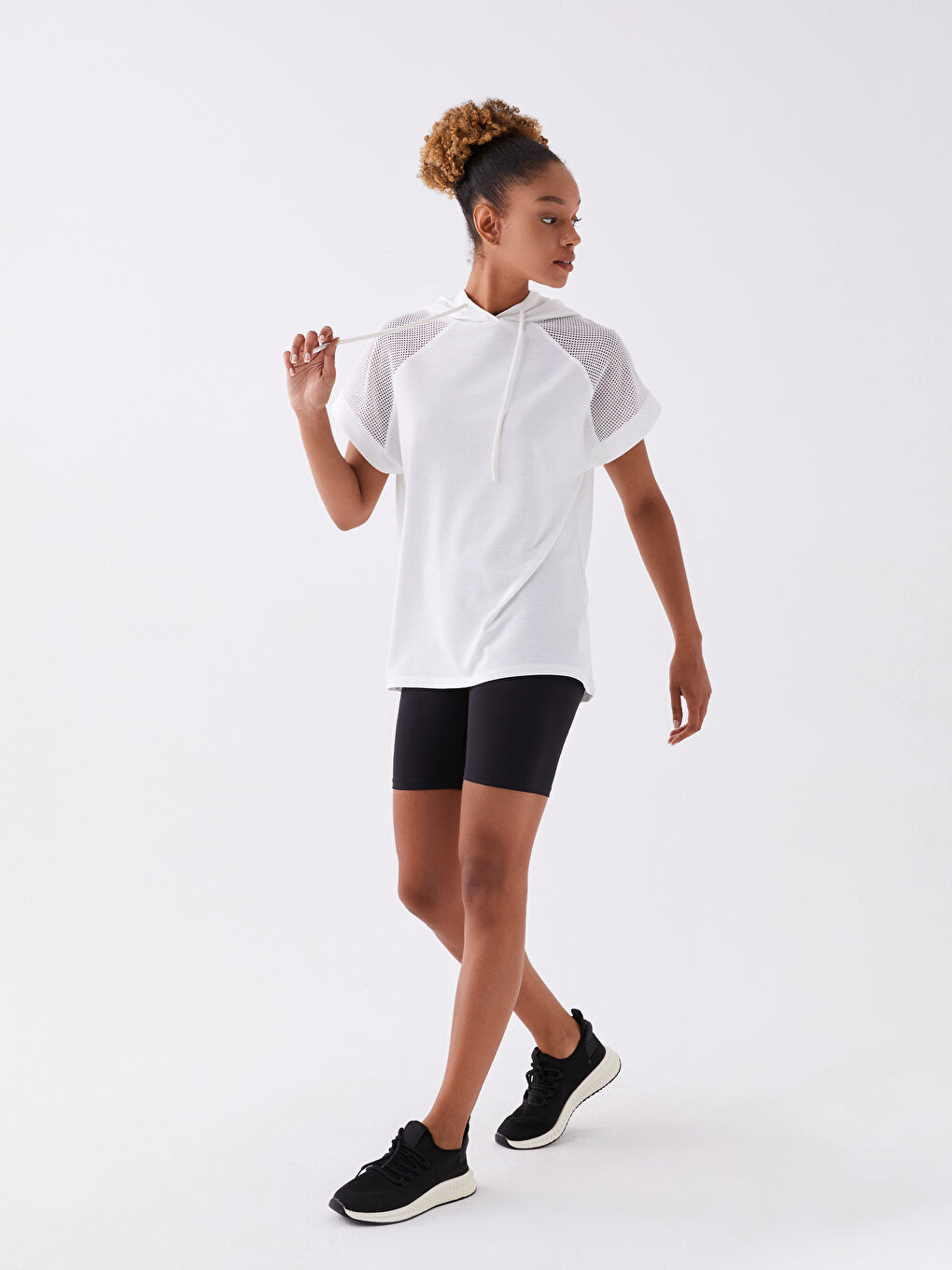 Әйелдерге арналған капюшонды кең қысқа жең спорттық футболка-2