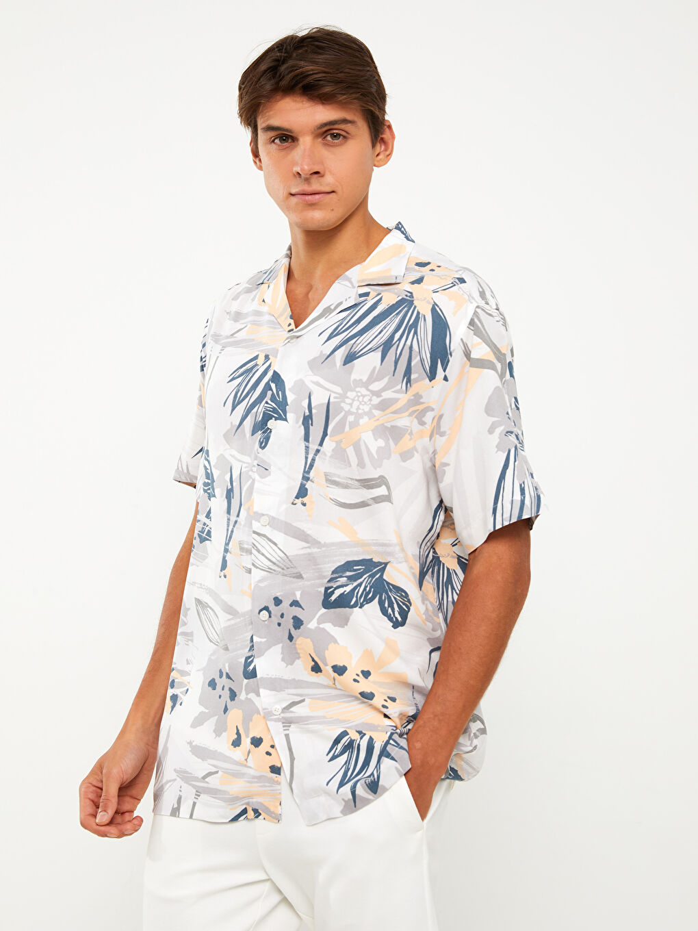 Muška košulja od viskoze sa uzorkom, kratkih rukava i standardnog kroja-1