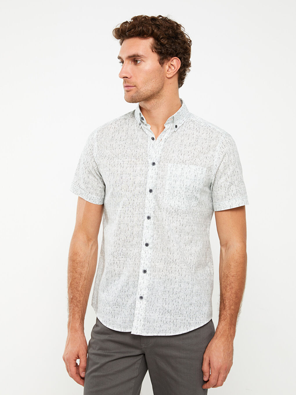 قميص بوبلين منقوش كم قصير بقصة عادية للرجال