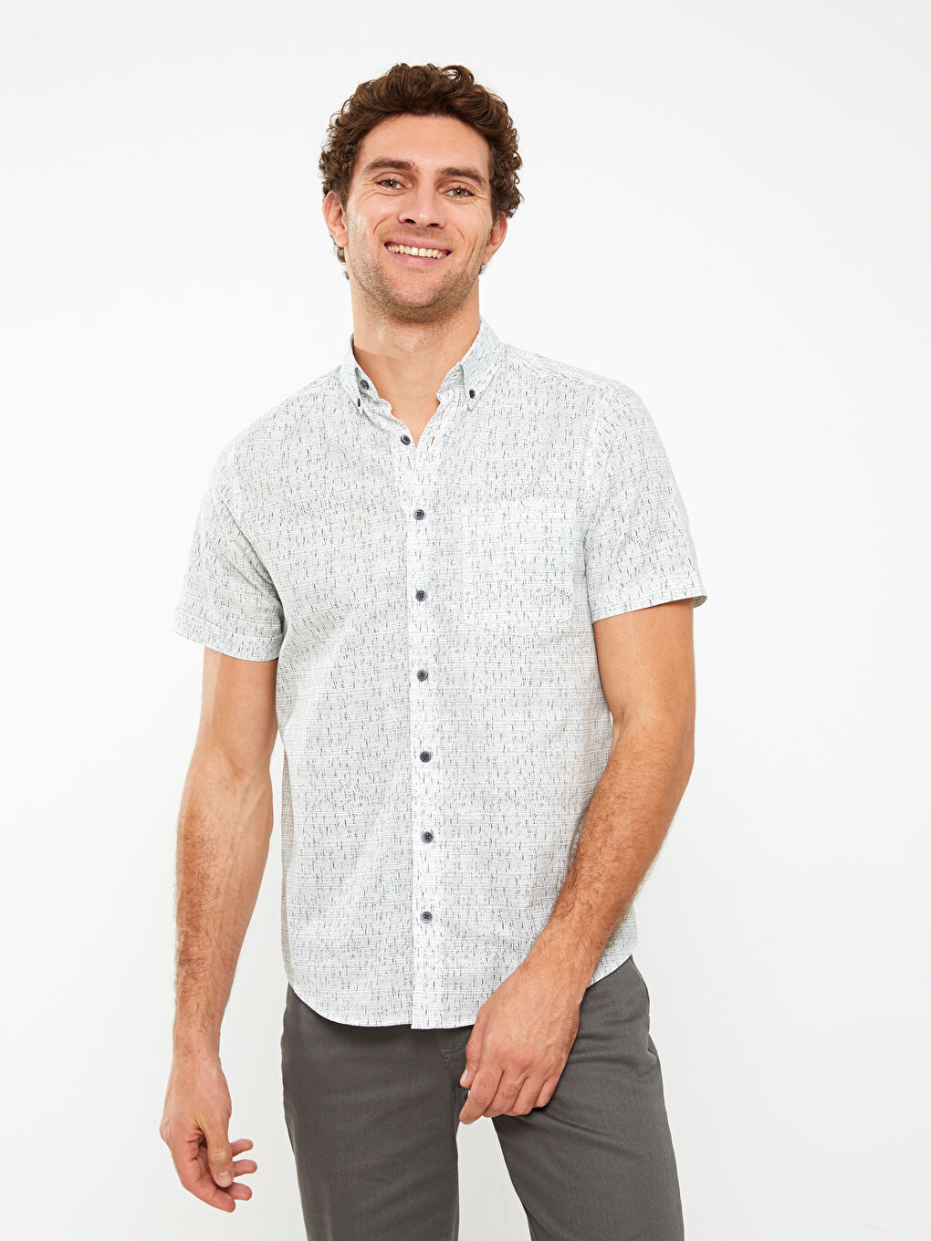 قميص بوبلين منقوش كم قصير بقصة عادية للرجال-1