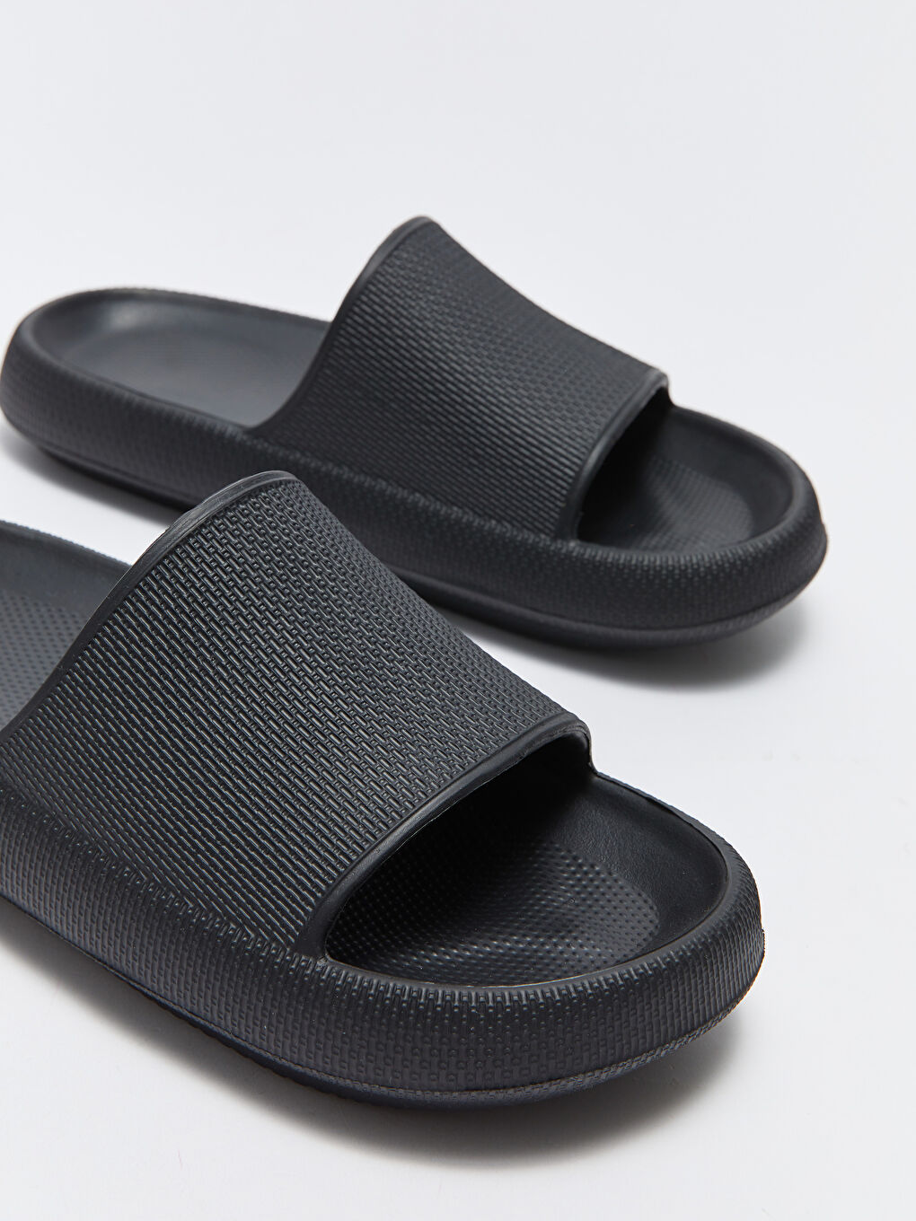 Siyah Tek Bantlı Kadın Terlik-2