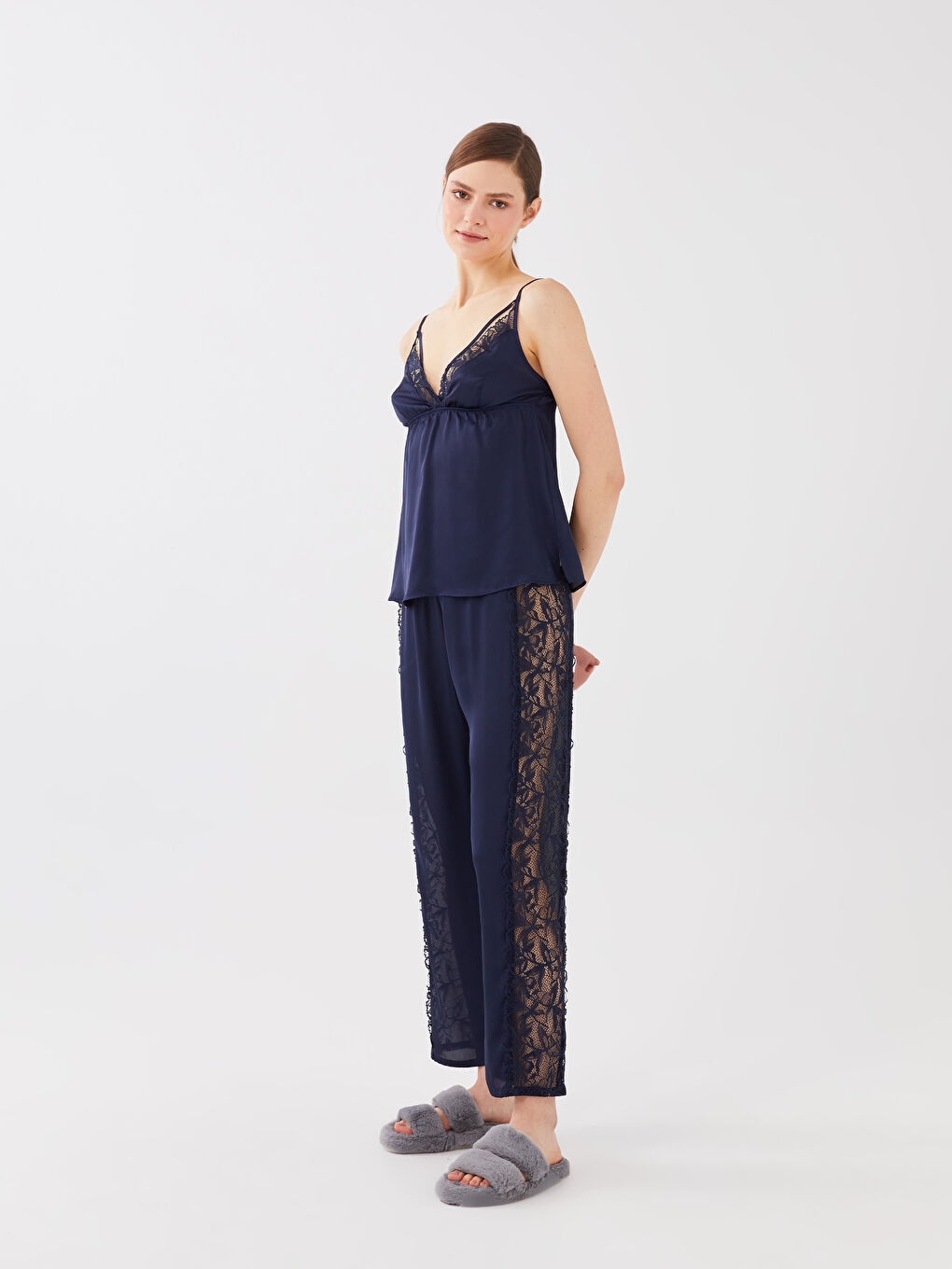 Lacivert V Yaka Dantel Detaylı Askılı Saten Kadın Pijama Takımı-1