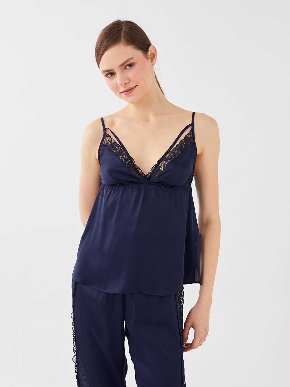 Lacivert V Yaka Dantel Detaylı Askılı Saten Kadın Pijama Takımı-3