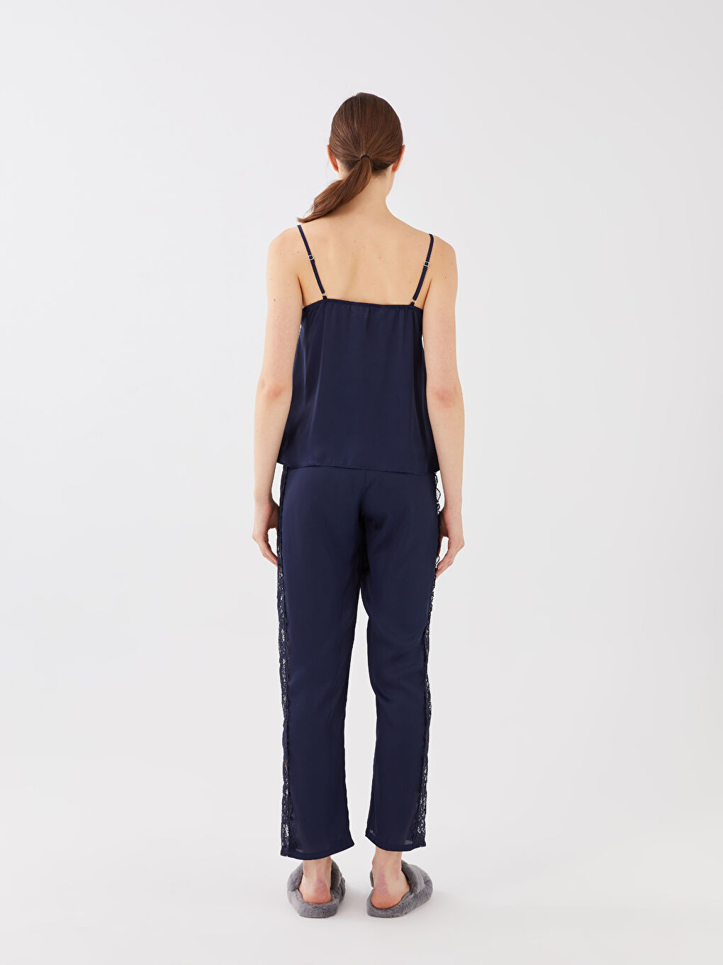 Lacivert V Yaka Dantel Detaylı Askılı Saten Kadın Pijama Takımı-5