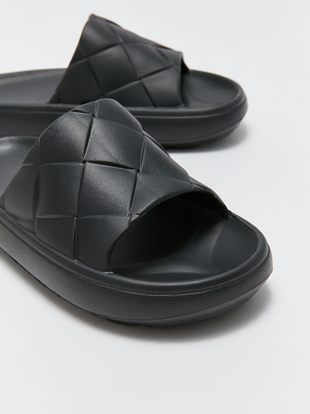 Siyah Kroko Desenli Erkek Terlik-3