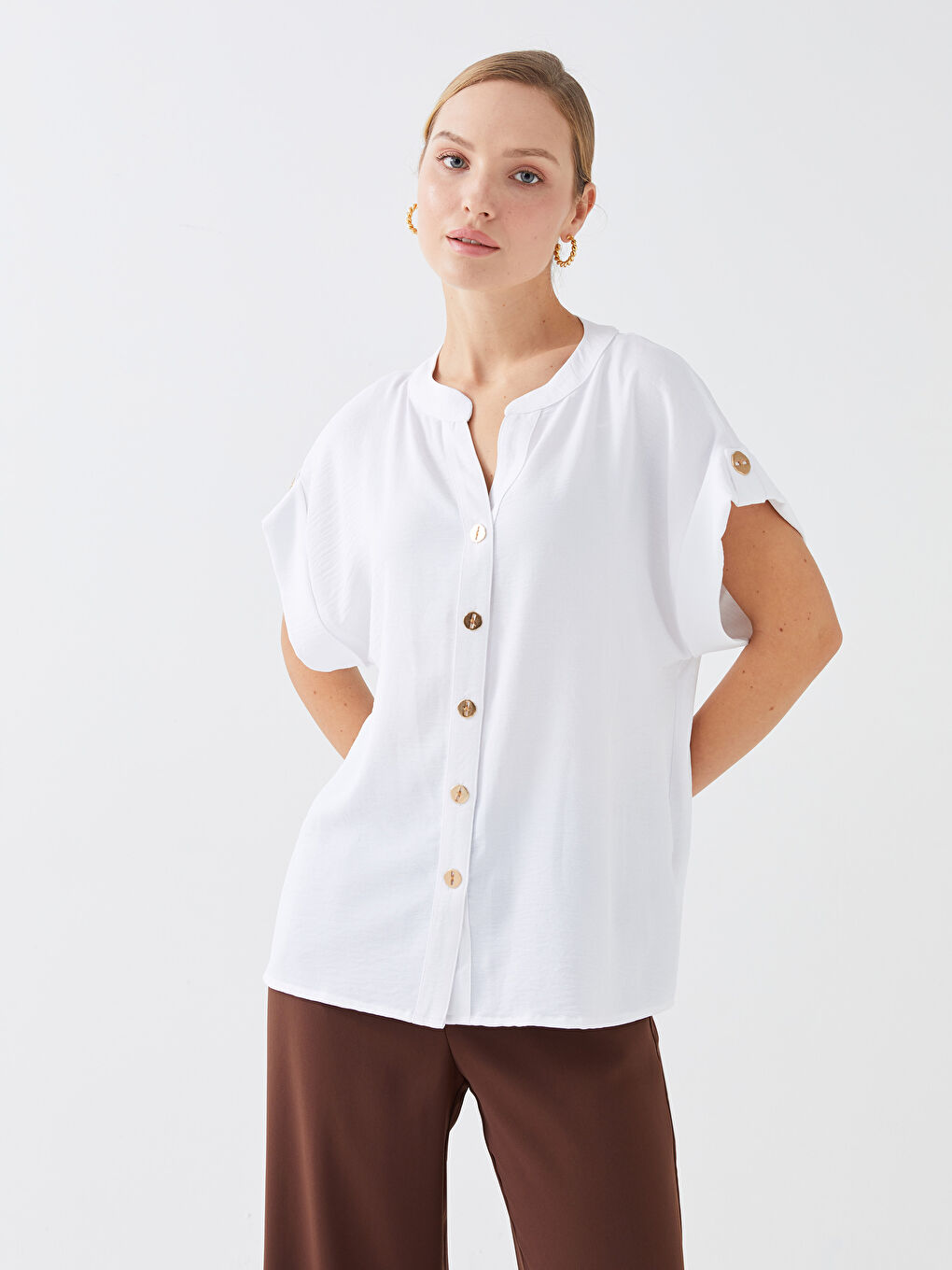 Ekru Kaçık Yaka Düz Kısa Kollu Aerobin Kadın Gömlek
