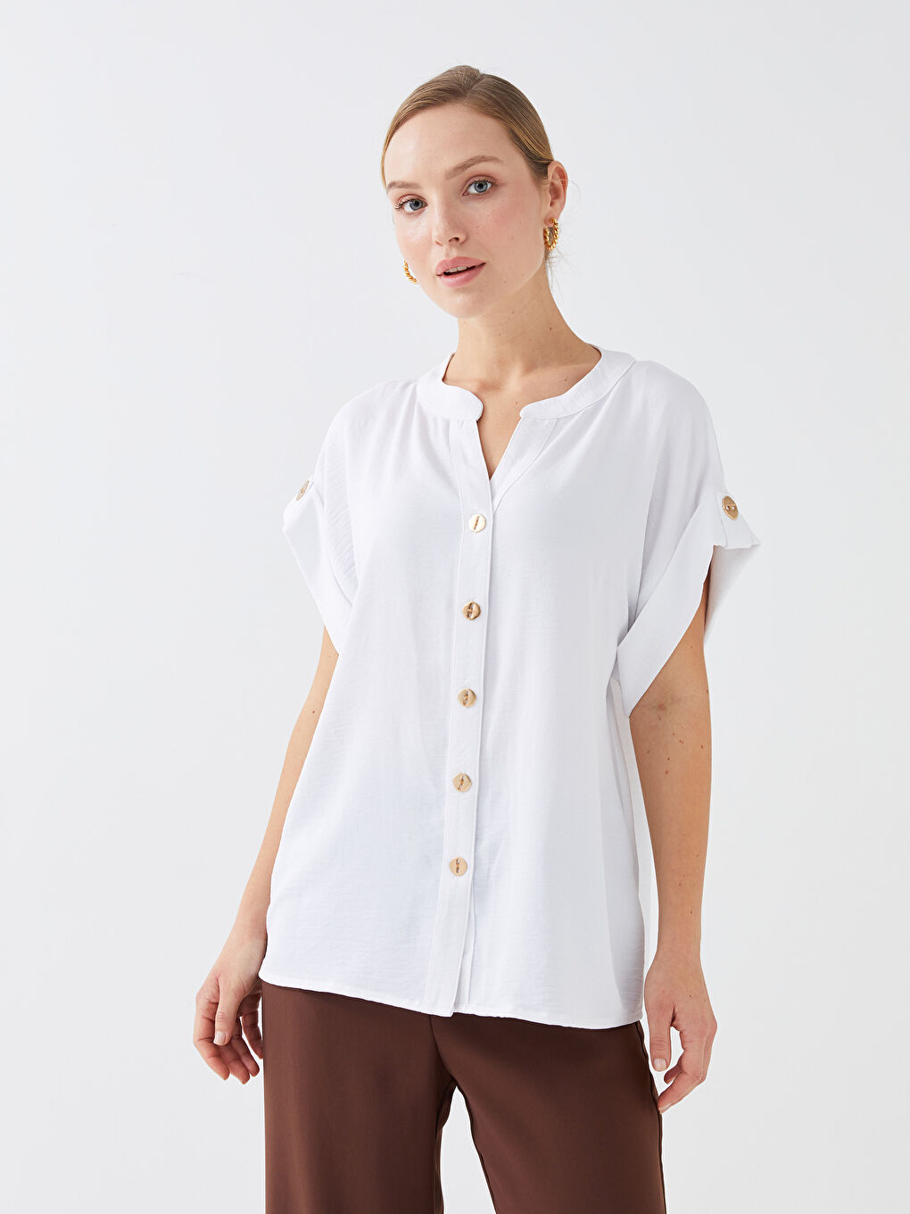 Ekru Kaçık Yaka Düz Kısa Kollu Aerobin Kadın Gömlek-1