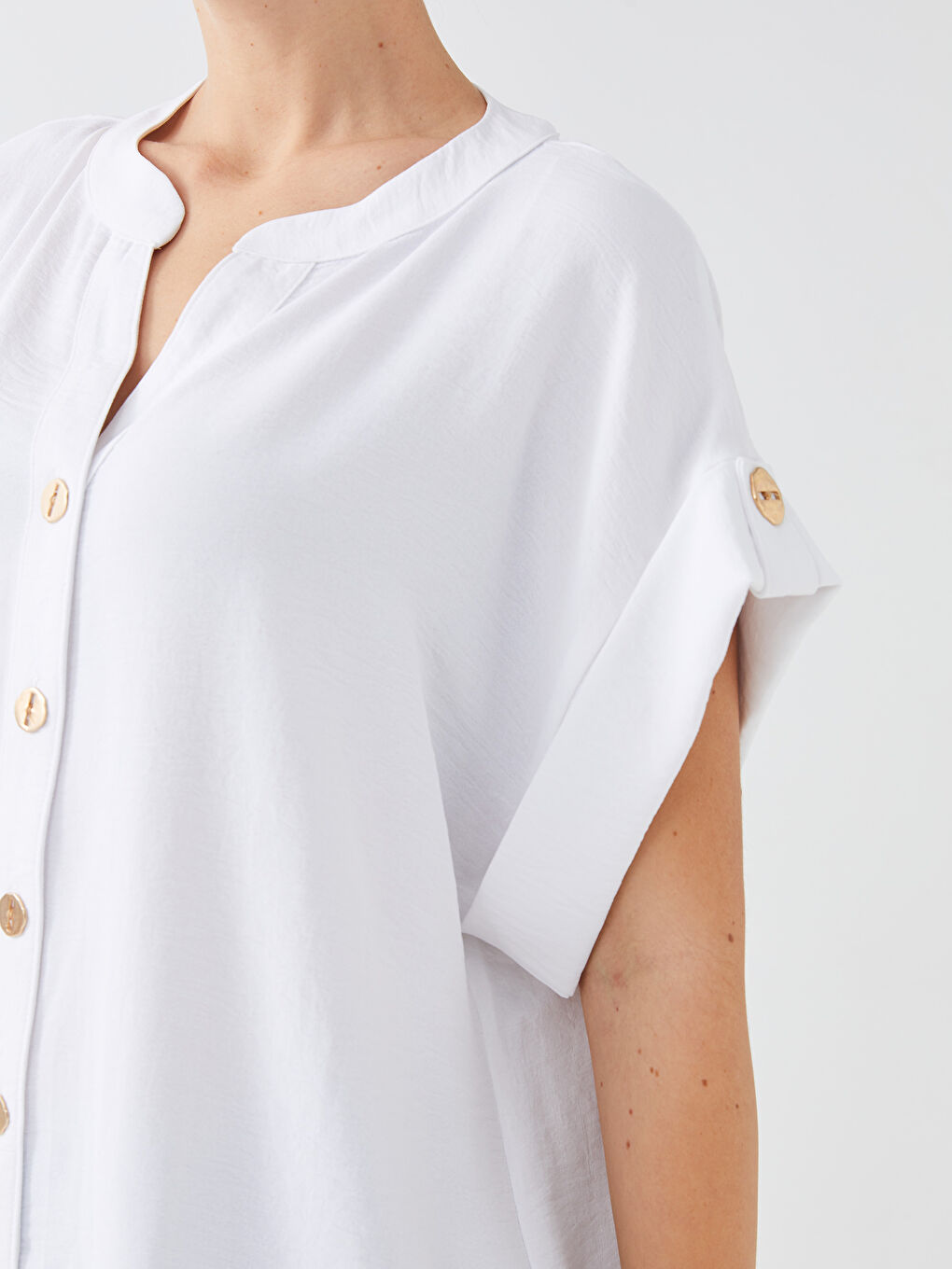 Ekru Kaçık Yaka Düz Kısa Kollu Aerobin Kadın Gömlek-3