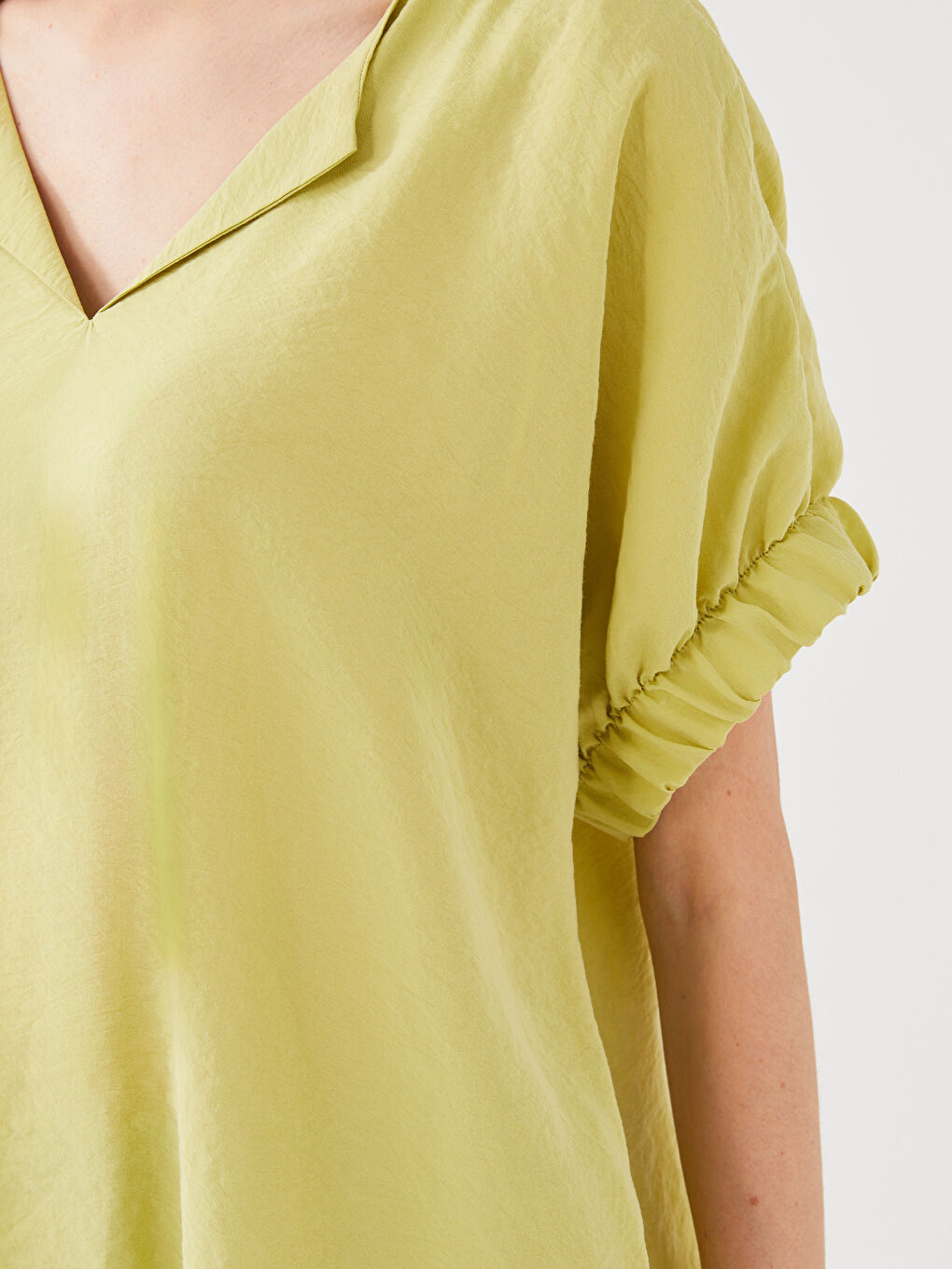 LCWAIKIKI Classic Notch Neck Plain Short Sleeve Women's Blouse -S3AN71Z8-JJT