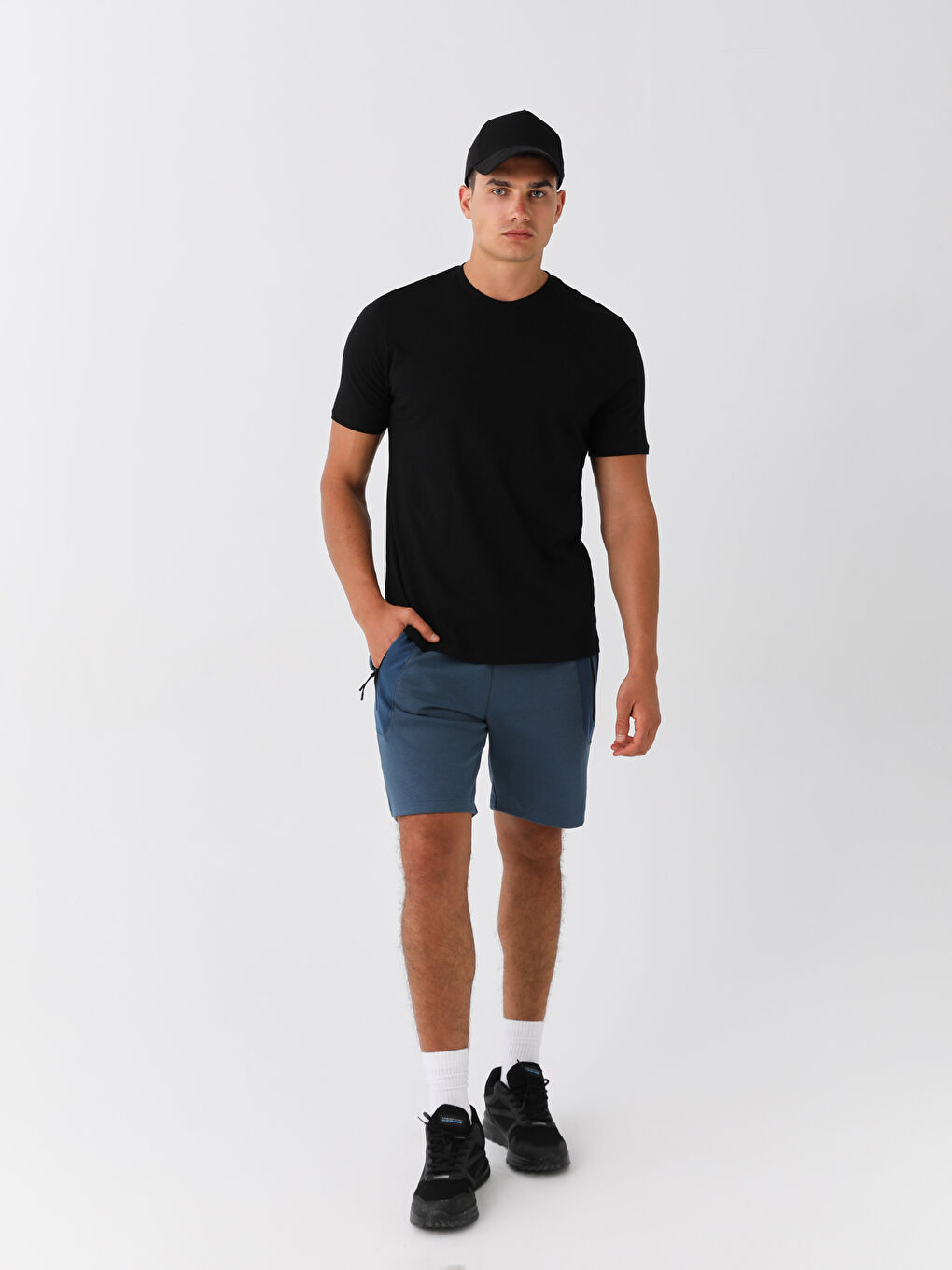 Siyah Bisiklet Yaka Kısa Kollu Erkek Tişört-2