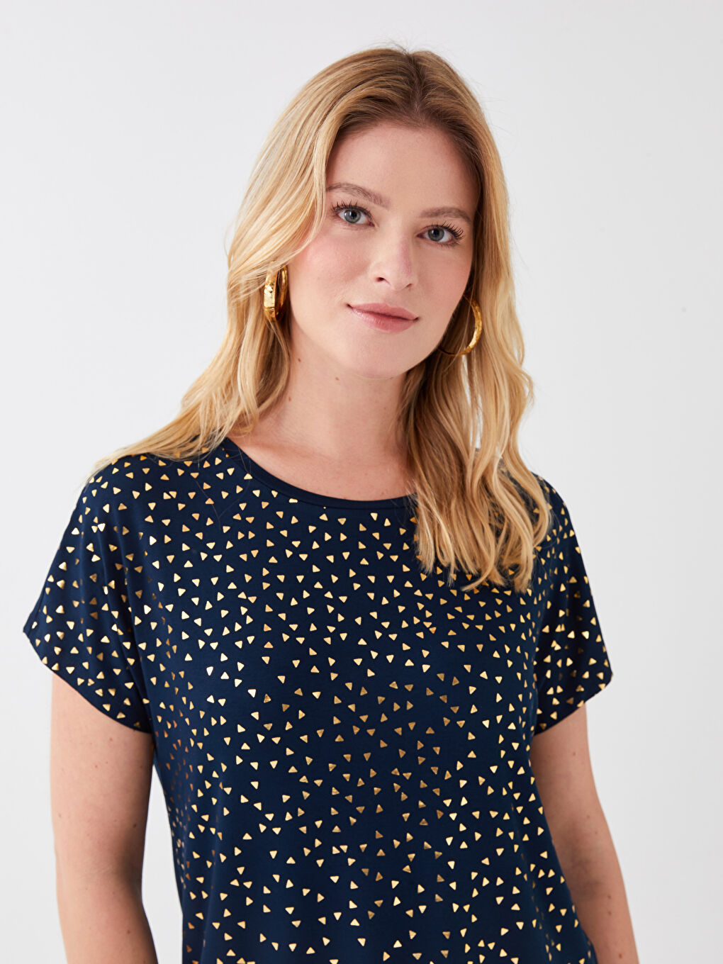 Lacivert Bisiklet Yaka Desenli Kısa Kollu Kadın Tişört