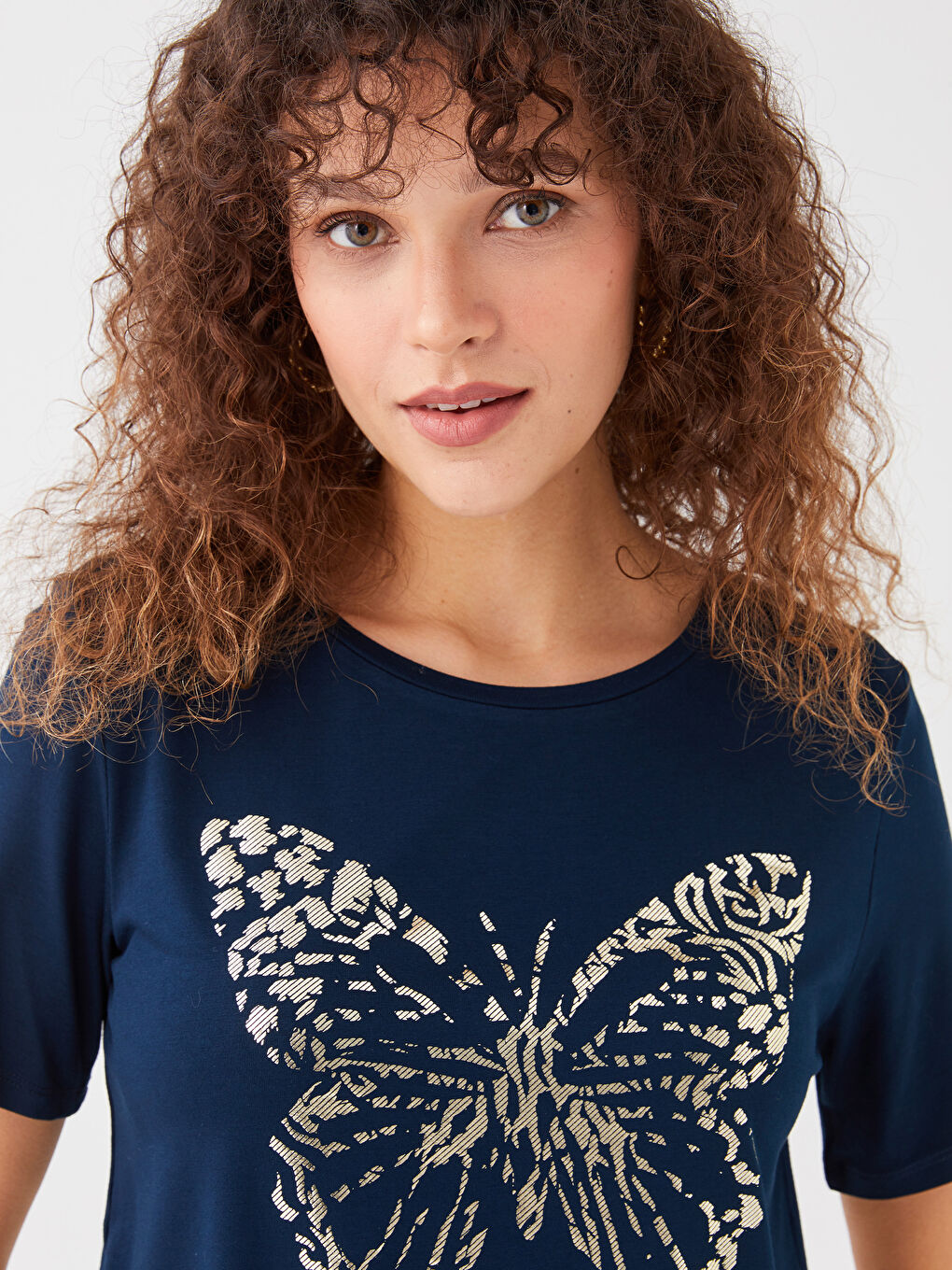 تيشيرت نسائي بأكمام قصيرة وياقة دائرية مطبوع