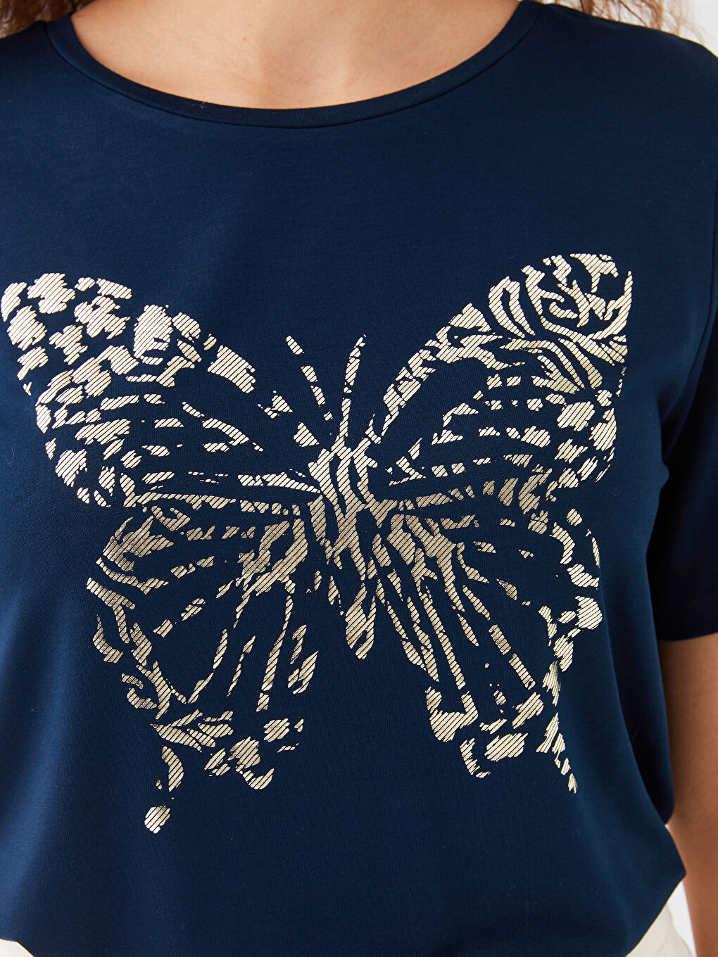 تيشيرت نسائي بأكمام قصيرة وياقة دائرية مطبوع-3