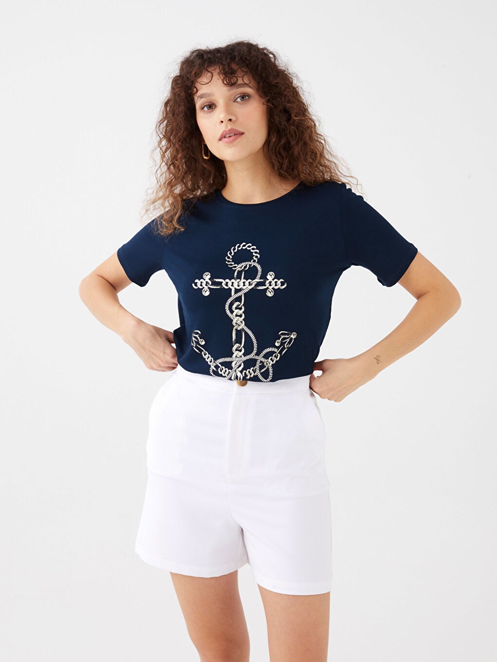 تيشيرت نسائي بأكمام قصيرة وياقة دائرية مطبوع