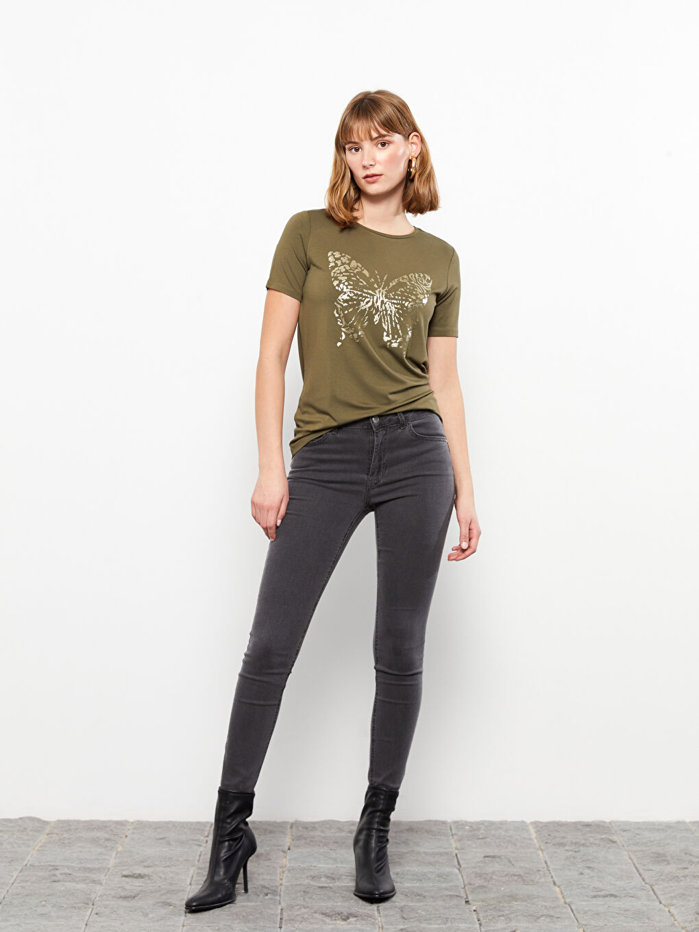 تيشيرت نسائي بأكمام قصيرة وياقة دائرية مطبوع-2