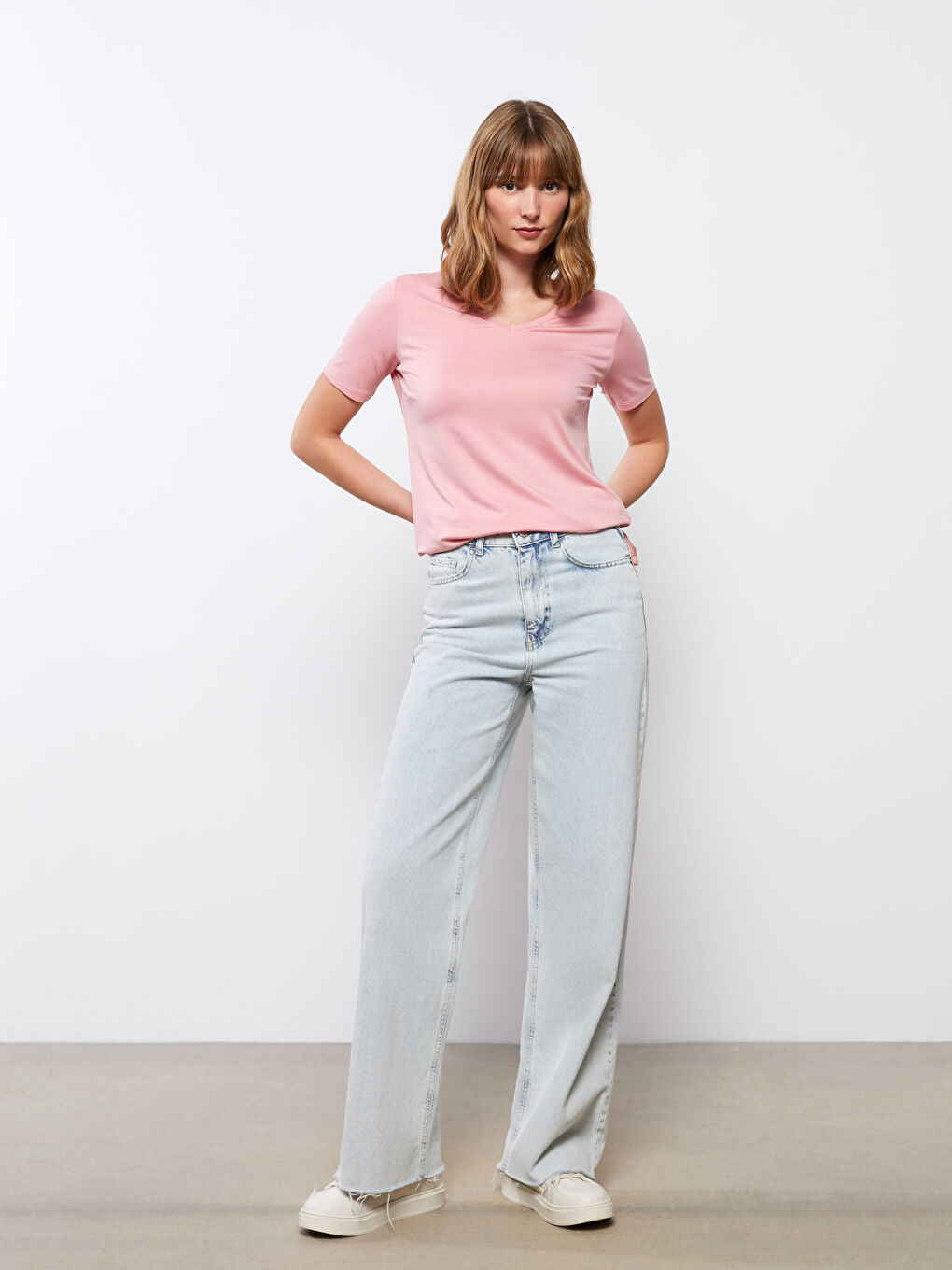 Pembe V Yaka Düz Kısa Kollu Kadın Tişört-1