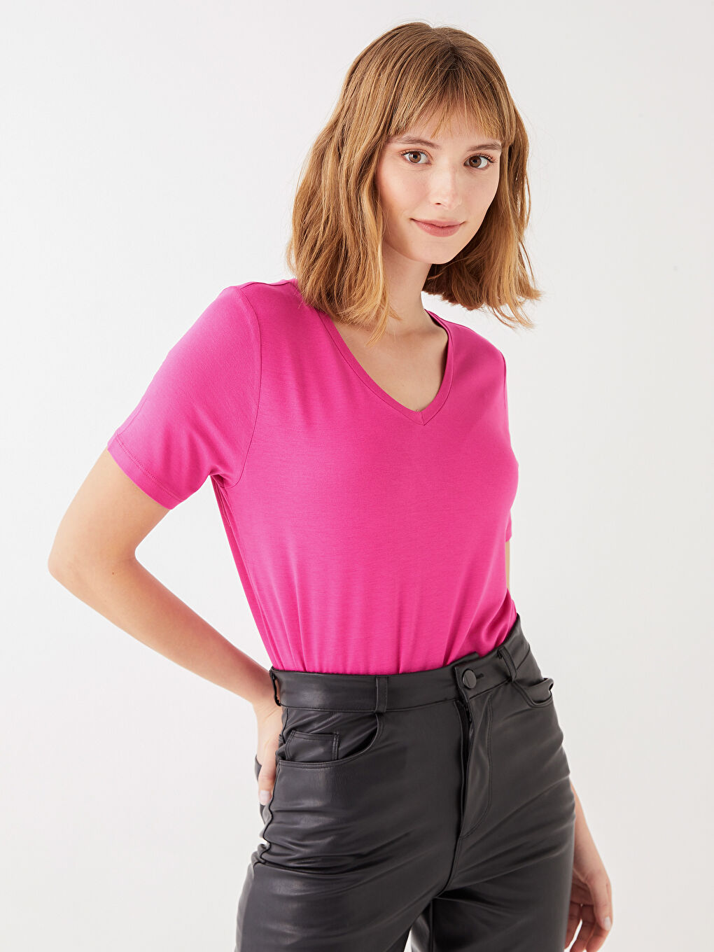 تيشيرت نسائي بياقة على شكل حرف V سادة بأكمام قصيرة-1