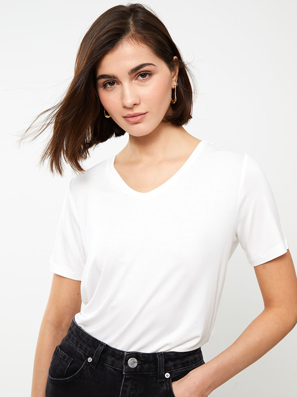 Beyaz V Yaka Düz Kısa Kollu Kadın Tişört