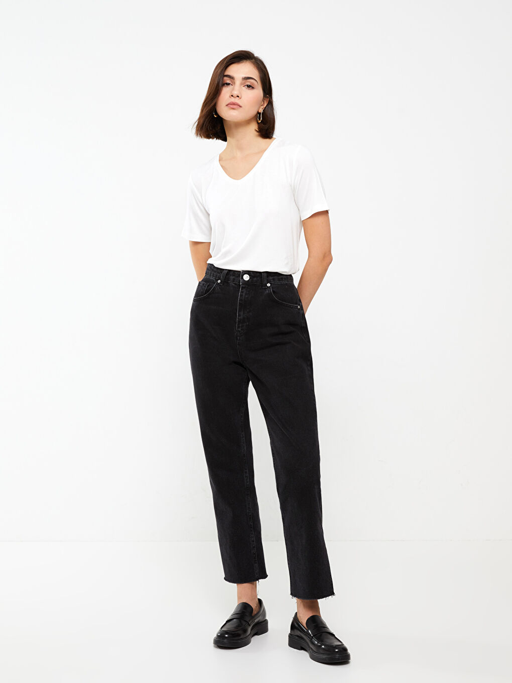 Beyaz V Yaka Düz Kısa Kollu Kadın Tişört-2