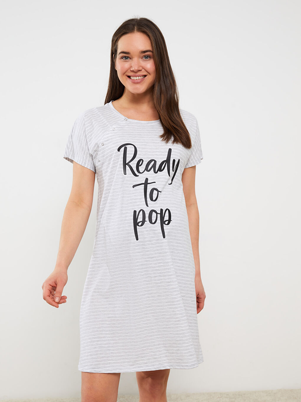 قميص نوم حوامل بياقة دائرية مخطط كم قصير