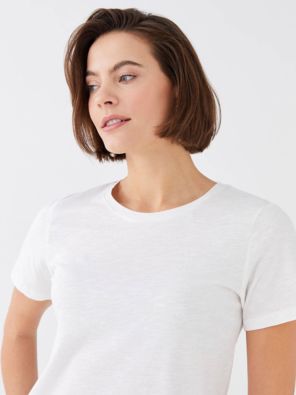 Ekru Bisiklet Yaka Nakışlı Kısa Kollu Kadın Tişört-2