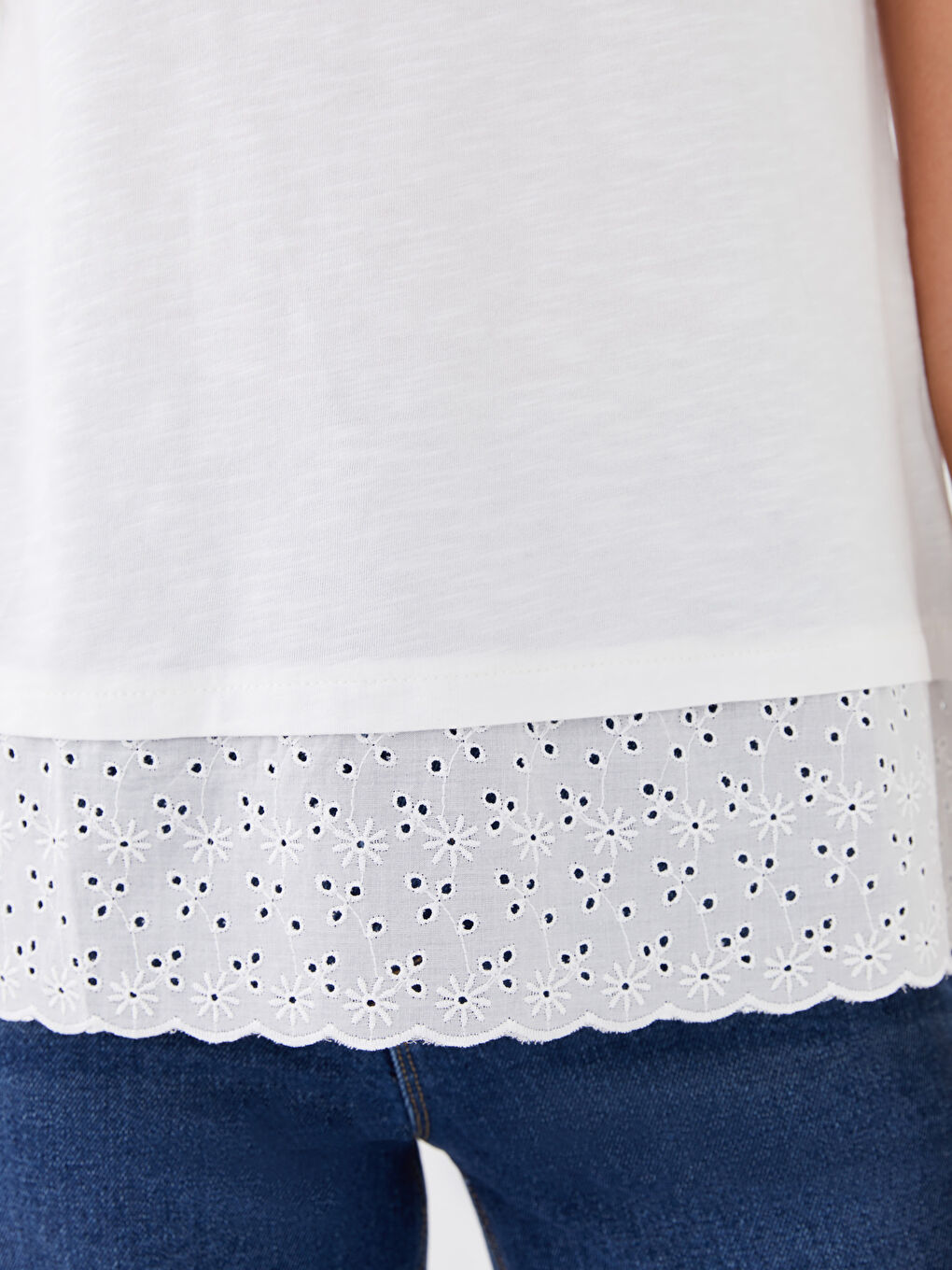 Ekru Bisiklet Yaka Nakışlı Kısa Kollu Kadın Tişört-3