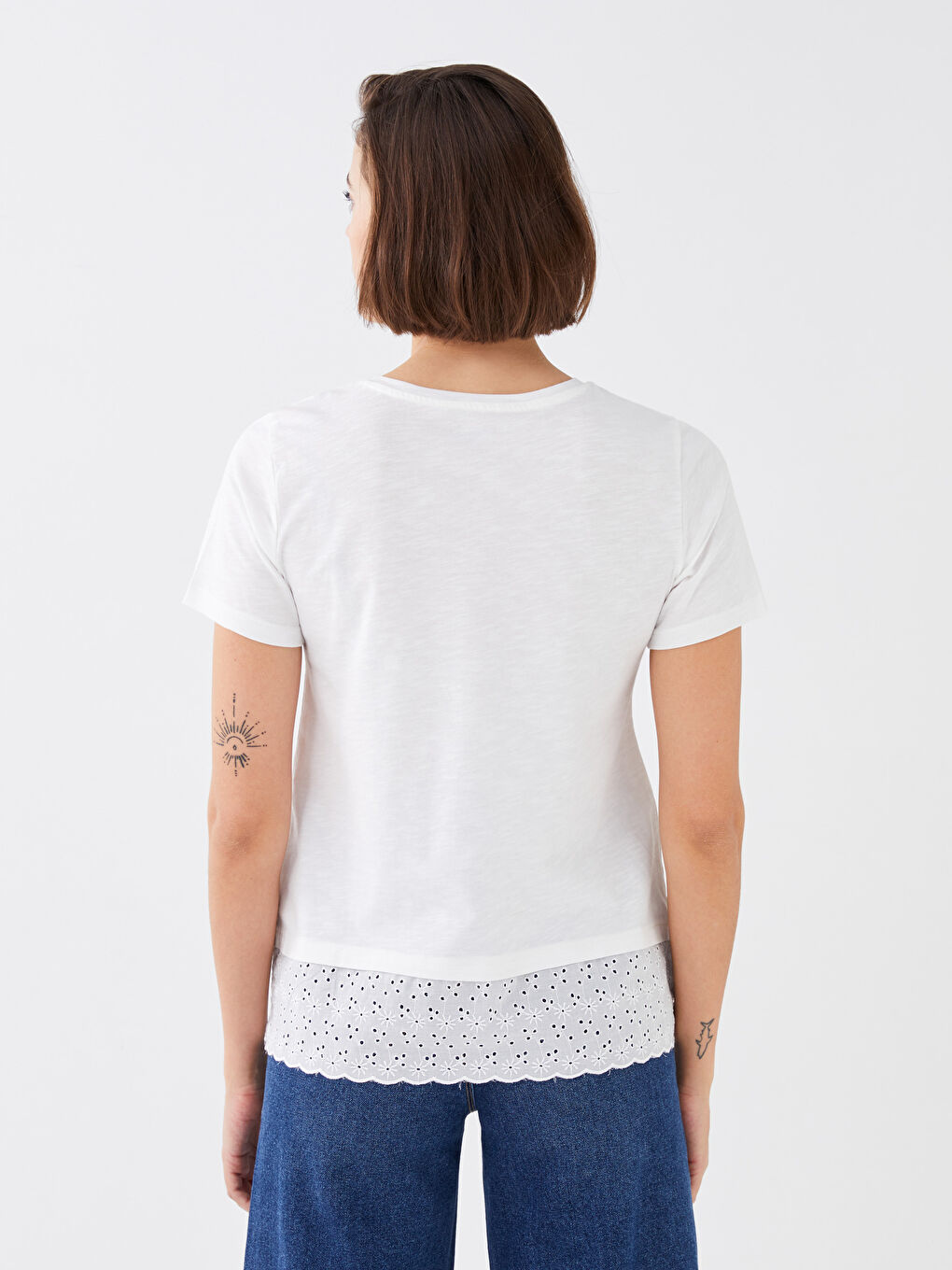 Ekru Bisiklet Yaka Nakışlı Kısa Kollu Kadın Tişört-4