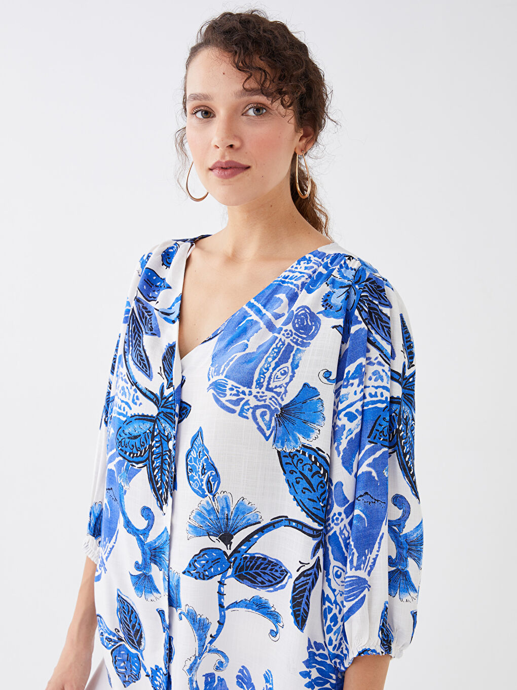 Mavi V Yaka Desenli Kadın Bluz-2