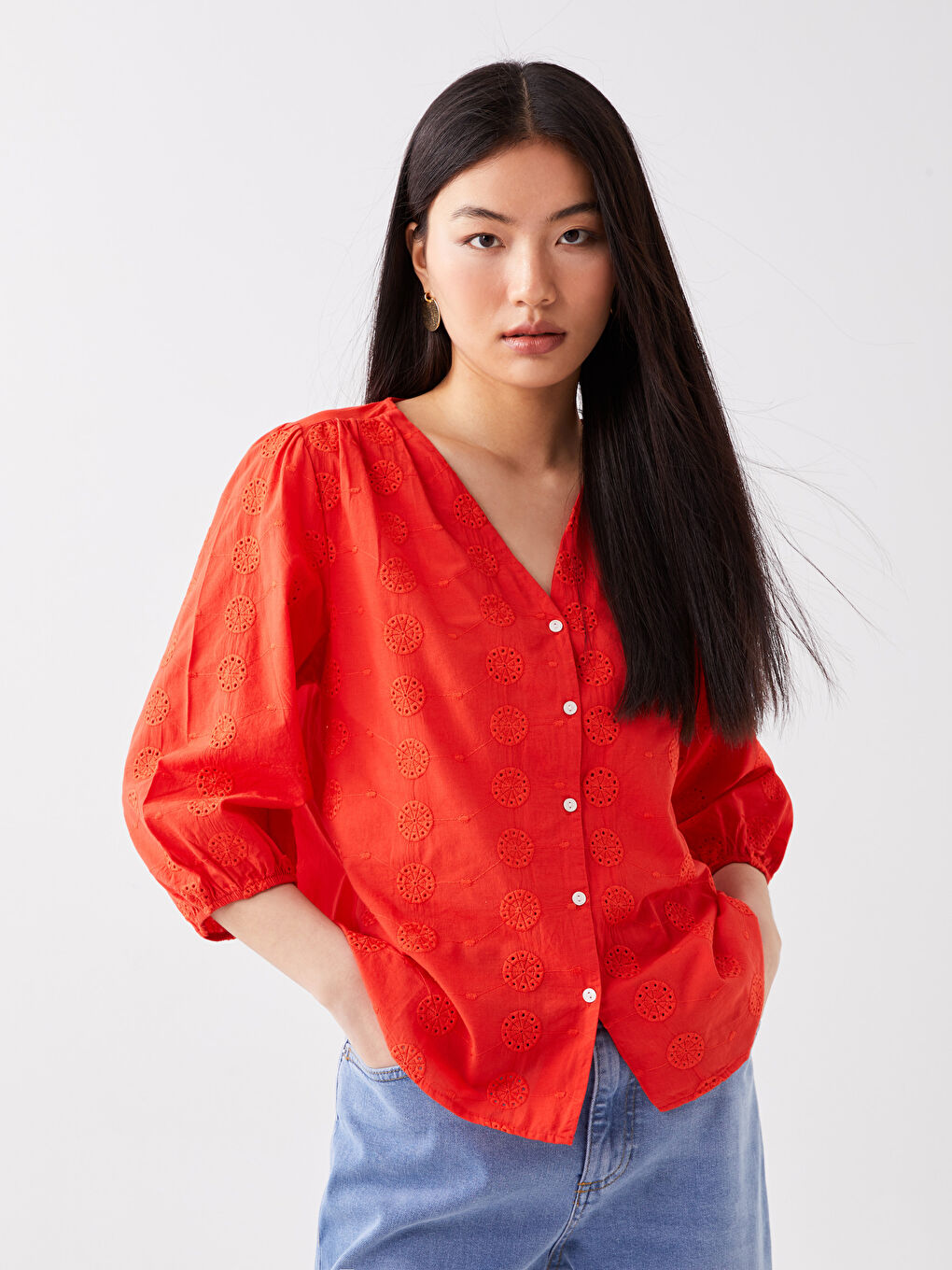 Kırmızı V Yaka Kendinden Desenli Brode Kadın Bluz