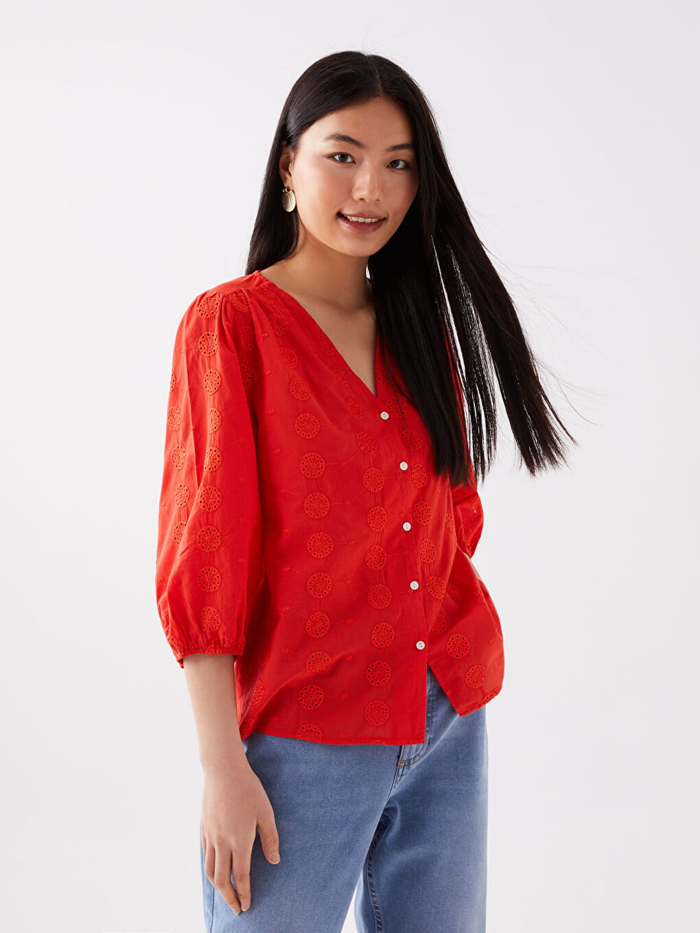 Kırmızı V Yaka Kendinden Desenli Brode Kadın Bluz-1