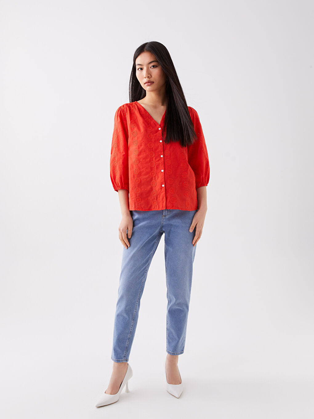 Kırmızı V Yaka Kendinden Desenli Brode Kadın Bluz-2