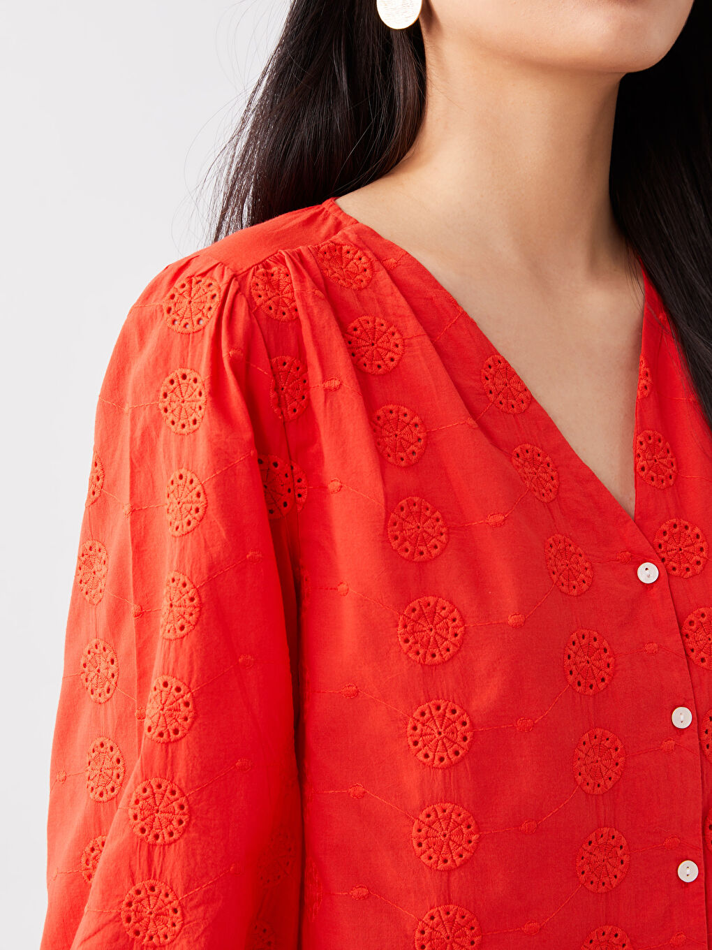 Kırmızı V Yaka Kendinden Desenli Brode Kadın Bluz-3