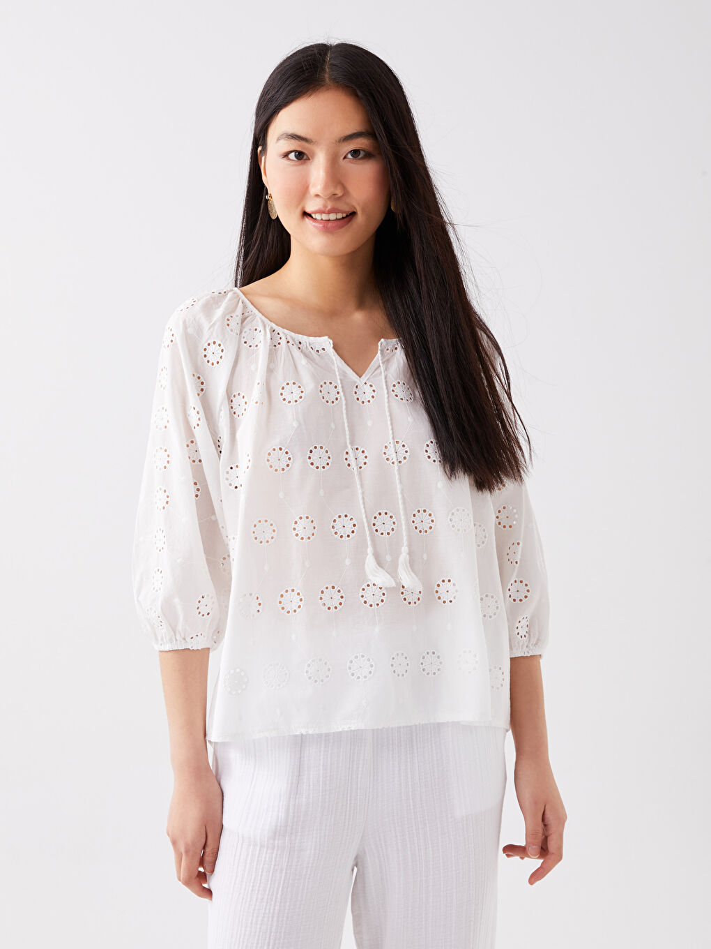 Ekru Bağlamalı Yaka Kendinden Desenli Brode Kadın Bluz-1