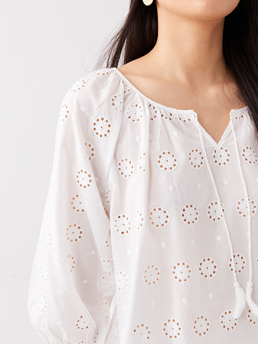 Ekru Bağlamalı Yaka Kendinden Desenli Brode Kadın Bluz-3