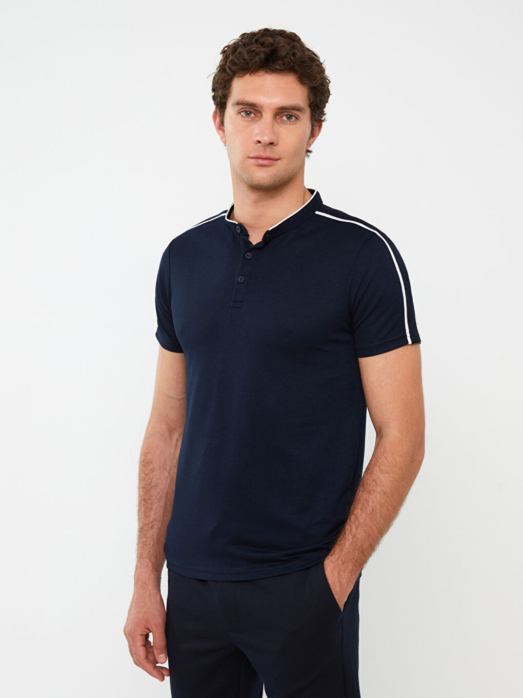 تيشيرت بيكيه بياقة مندرين للرجال-1