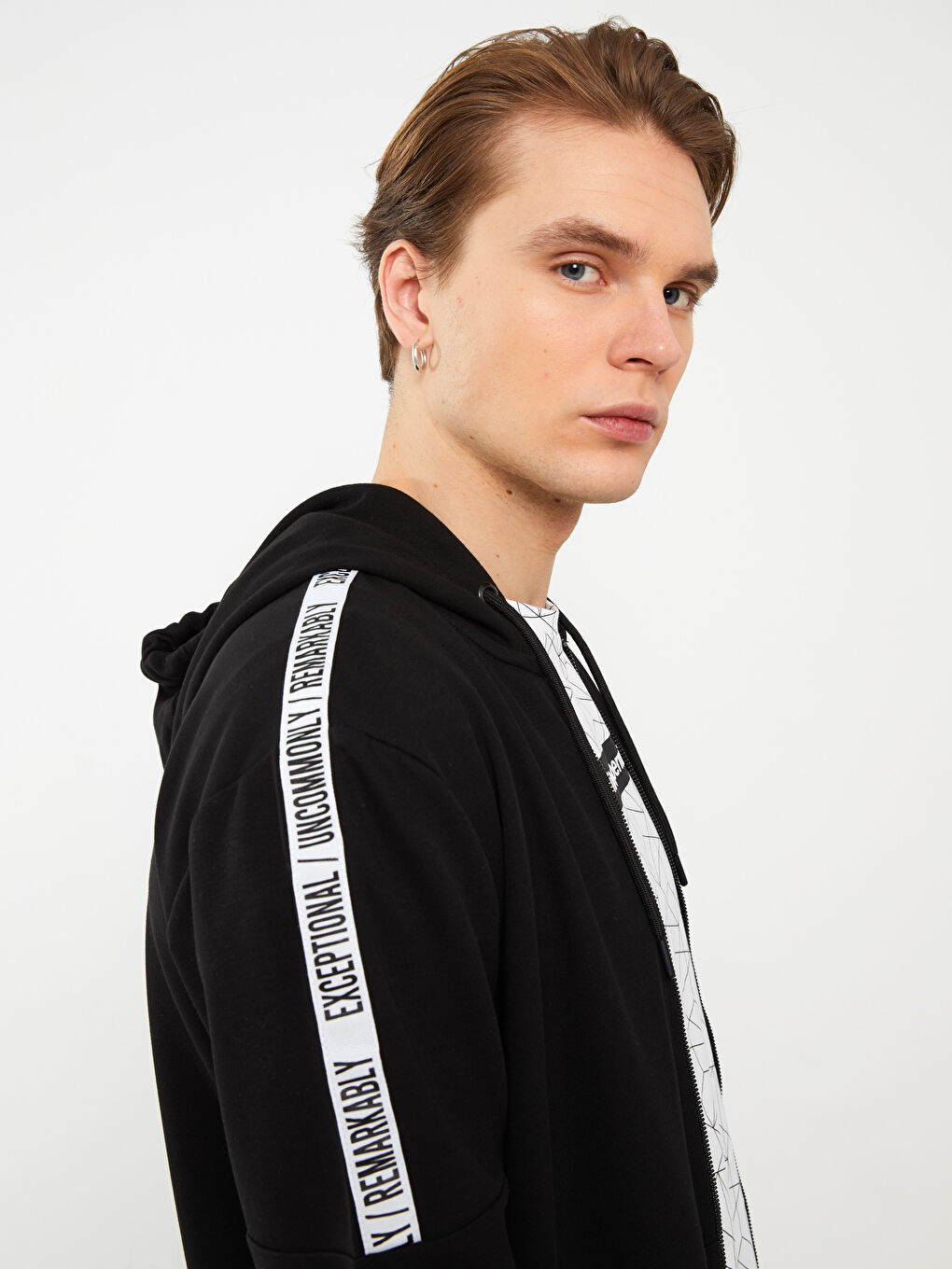 Siyah Kapüşonlu Uzun Kollu Baskılı Erkek Spor Hırka