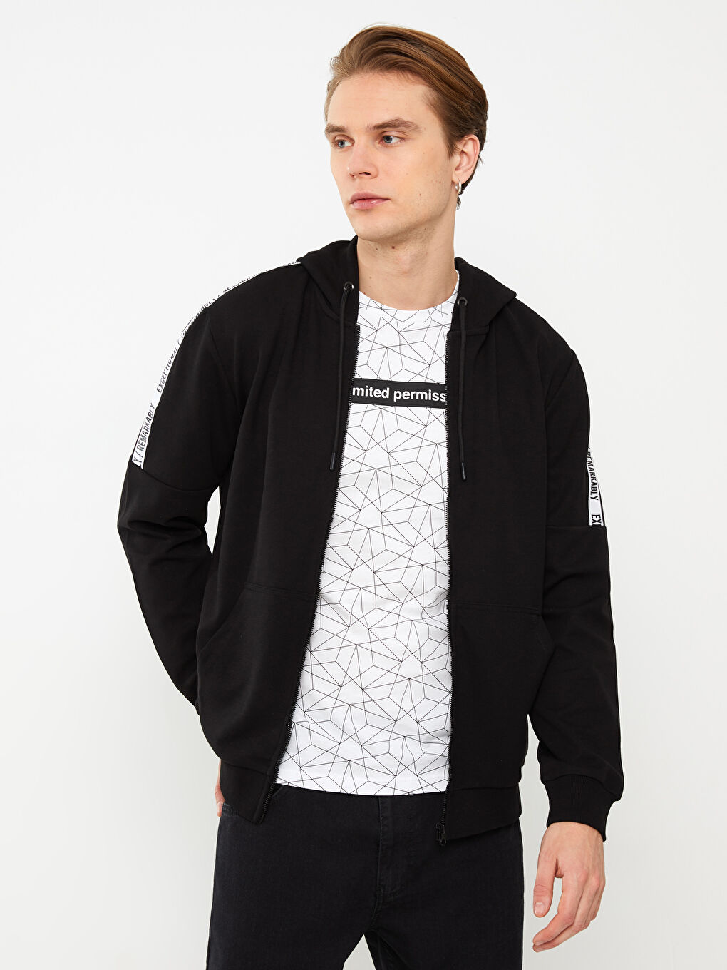 Siyah Kapüşonlu Uzun Kollu Baskılı Erkek Spor Hırka-1