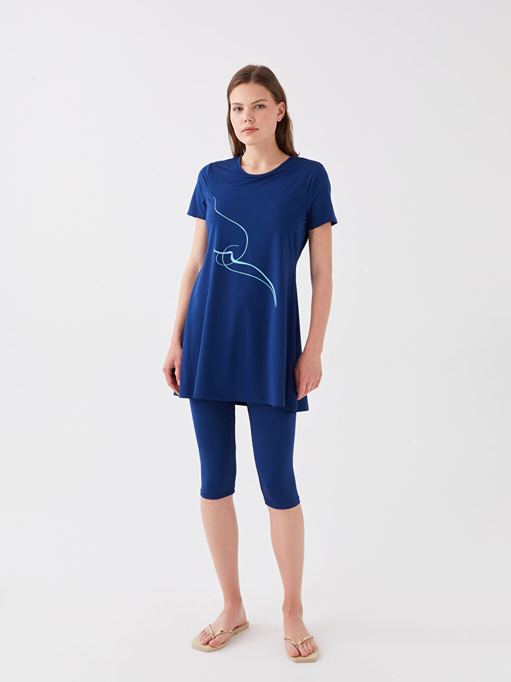 طقم ملابس سباحة محتشمة نسائية بياقة دائرية وكم قصير مطبوع