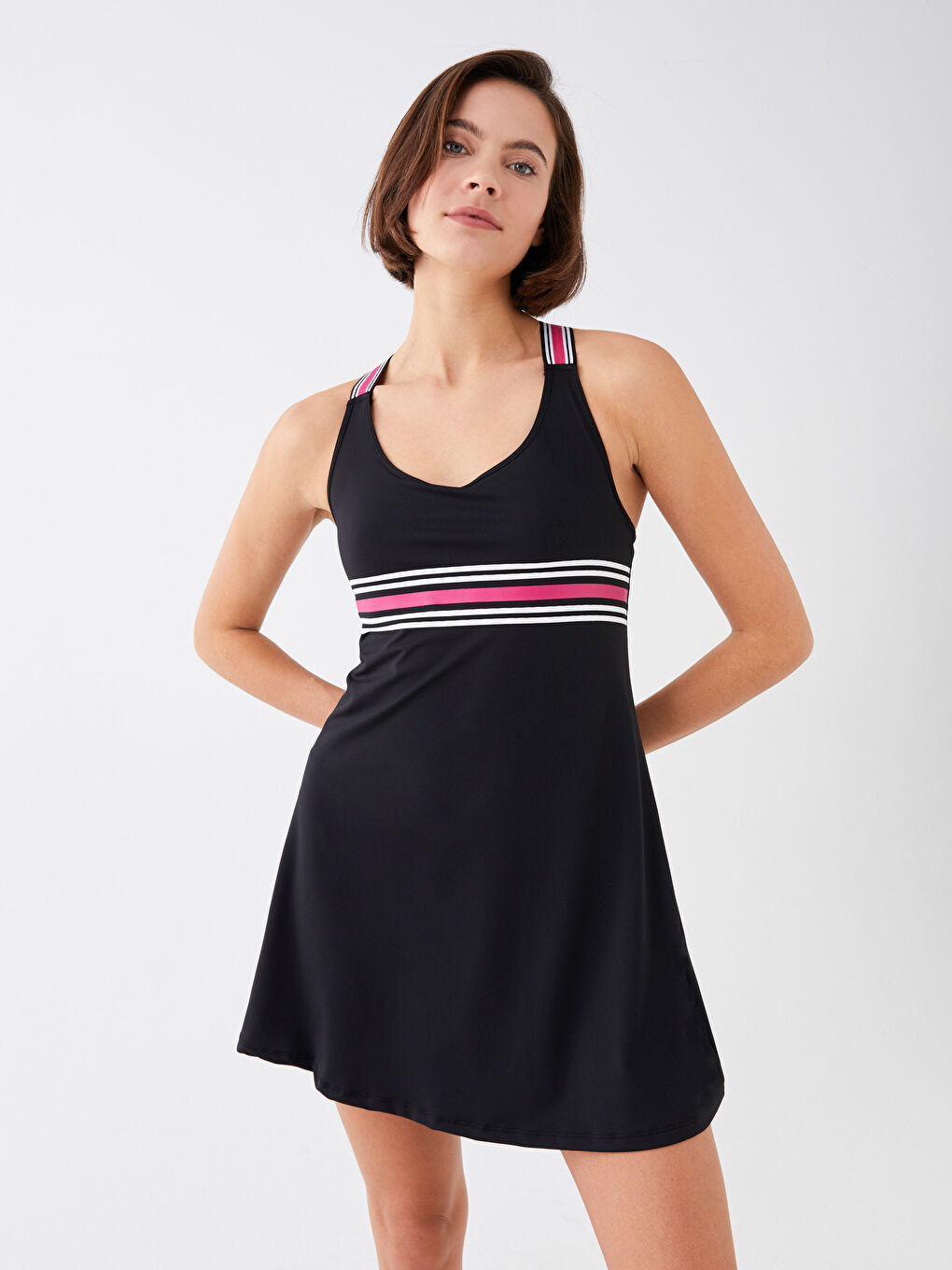 ملابس سباحة مخططة بياقة على شكل حرف U مع تنورة للسيدات