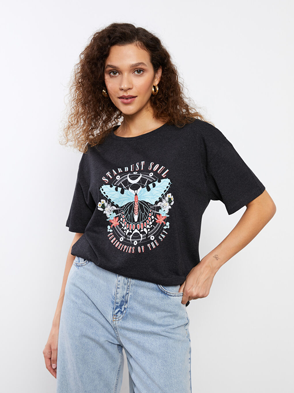 تيشيرت نسائي بأكمام قصيرة وياقة دائرية مطبوع