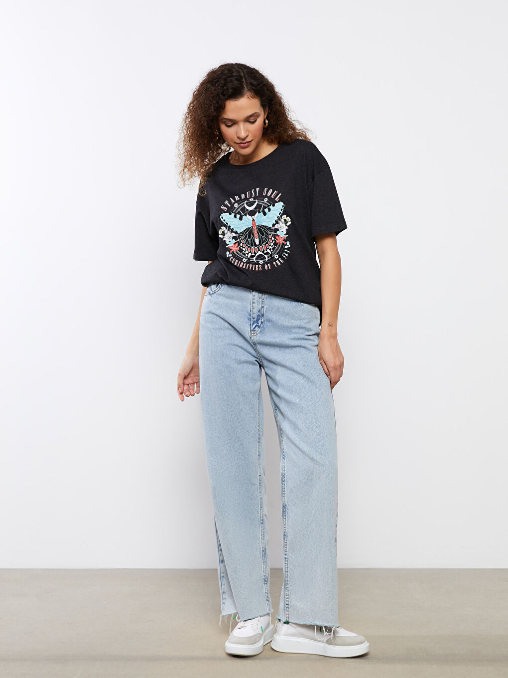 تيشيرت نسائي بأكمام قصيرة وياقة دائرية مطبوع-2