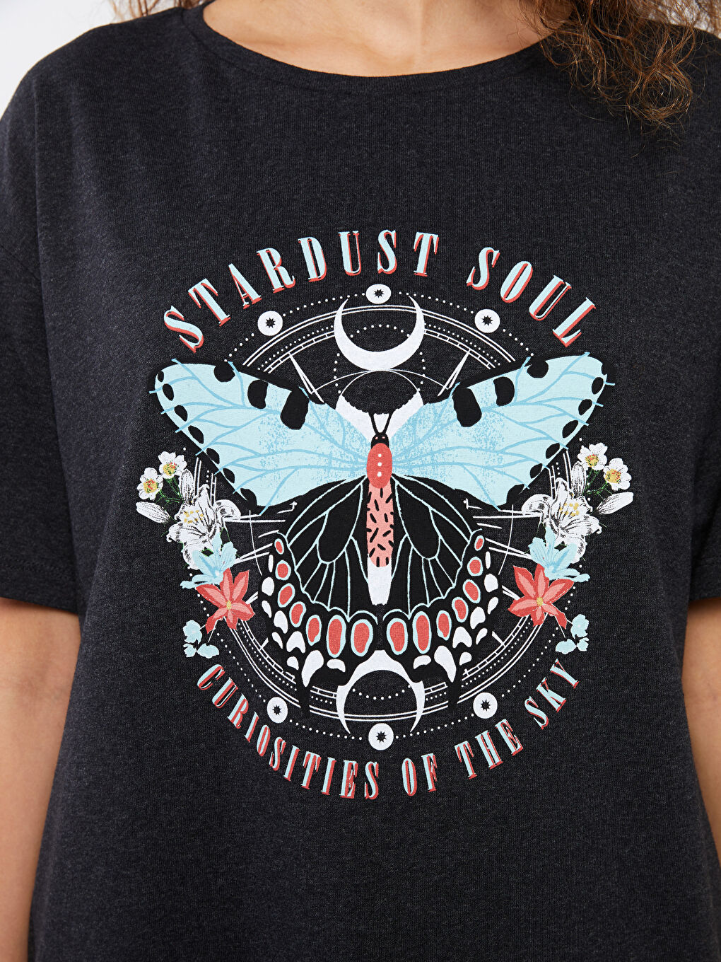 تيشيرت نسائي بأكمام قصيرة وياقة دائرية مطبوع-3