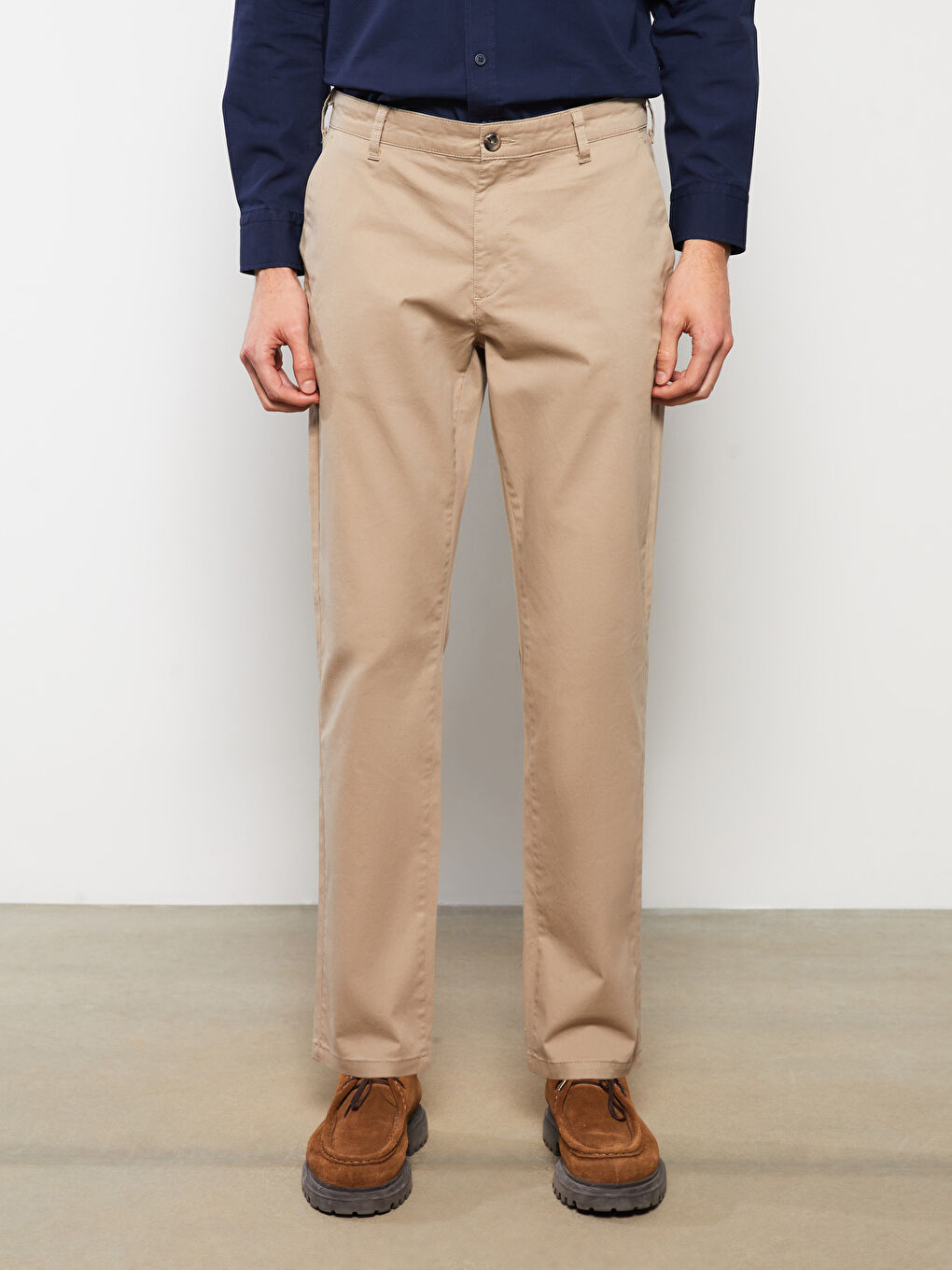 بنطلون تشينو بقماش جباردين بقصة عادية - للرجال-3