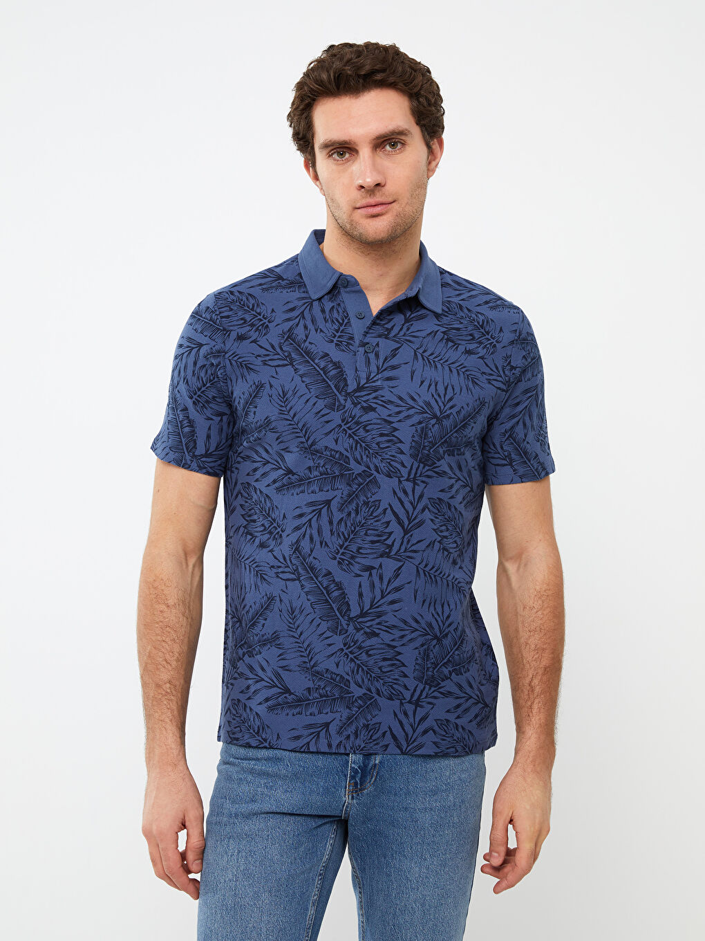 პოლო საყელო მოკლე სახელო ნიმუშიანი მამაკაცის მაისური