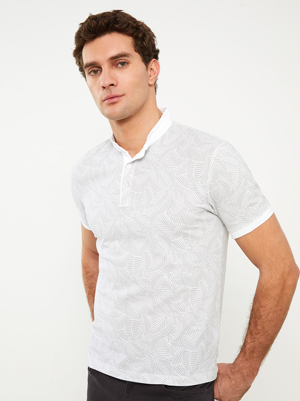 Beyaz Hakim Yaka Kısa Kollu Desenli Pike Erkek Tişört