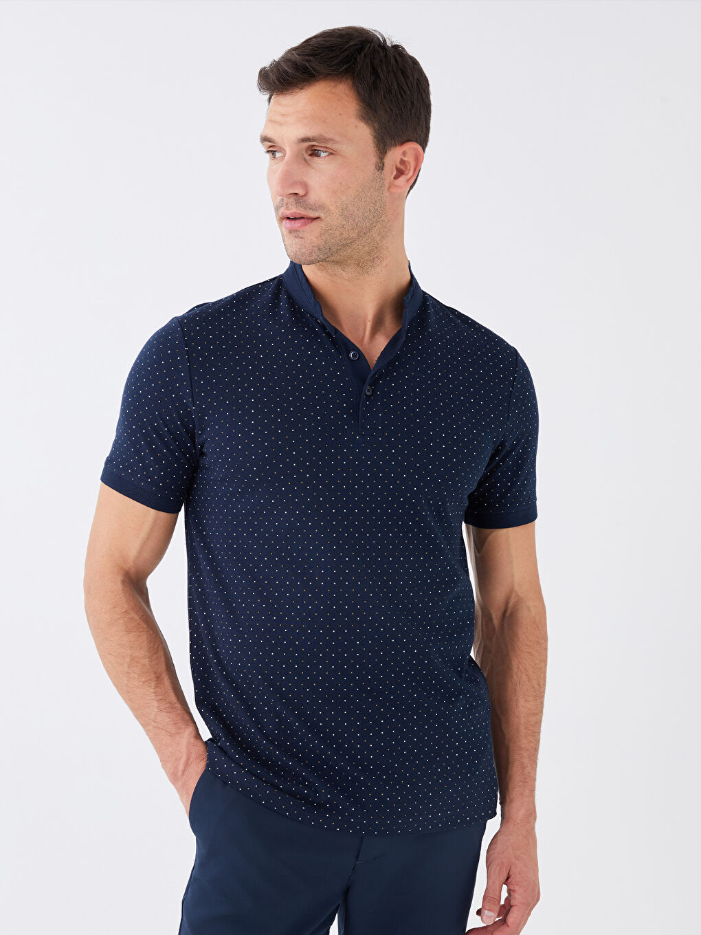 تي شيرت للرجال بياقة مندرين كم قصير بيكيه منقوش