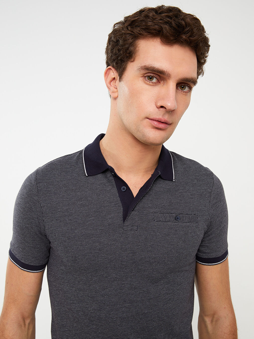 تي شيرت رجالي بياقة بولو وكم قصير منقوش-2