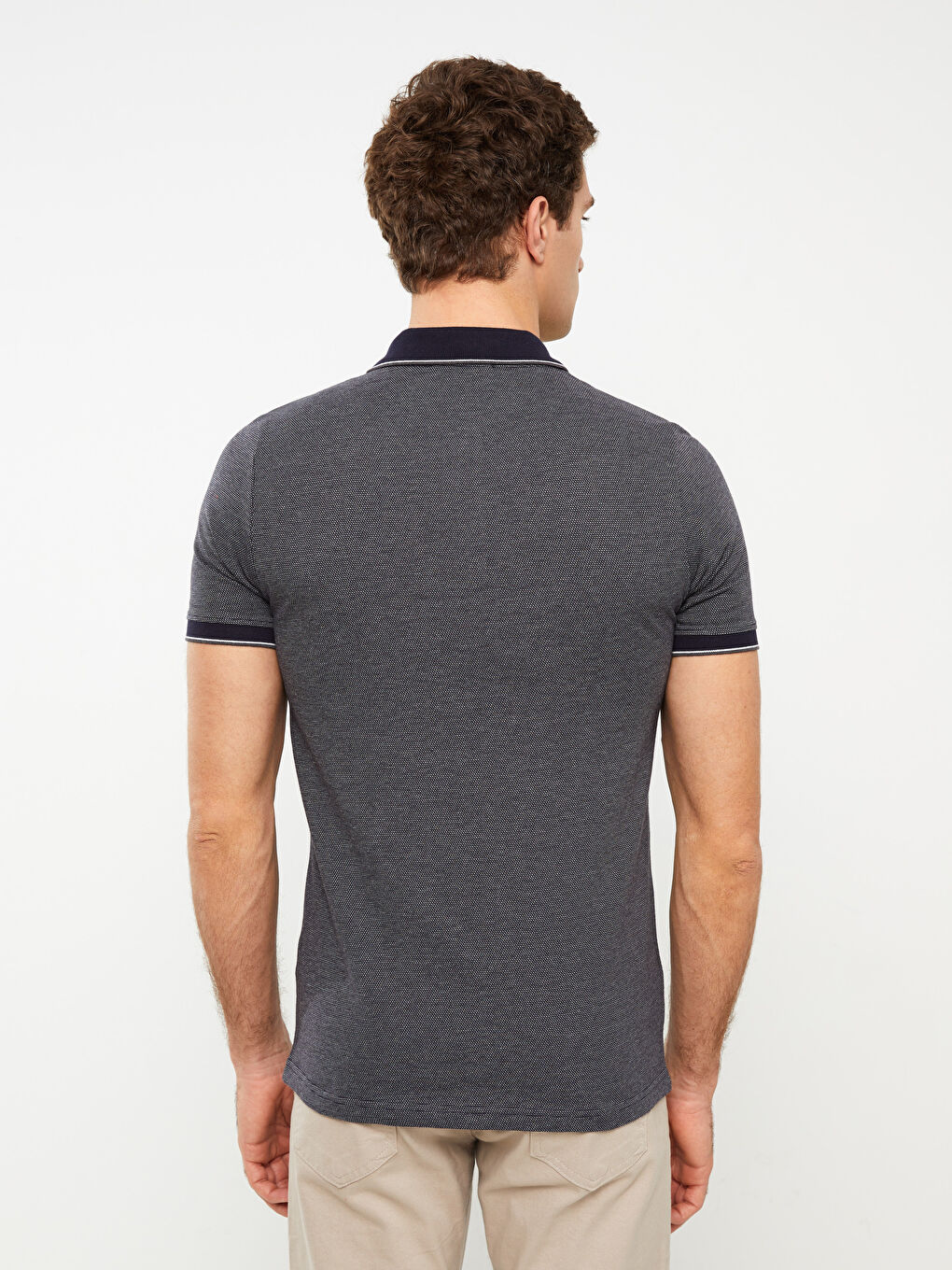 تي شيرت رجالي بياقة بولو وكم قصير منقوش-4